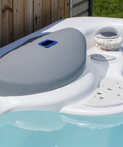 Découvrez le mécanisme précis d'un lève couverture de spa : fonctionnement et avantages